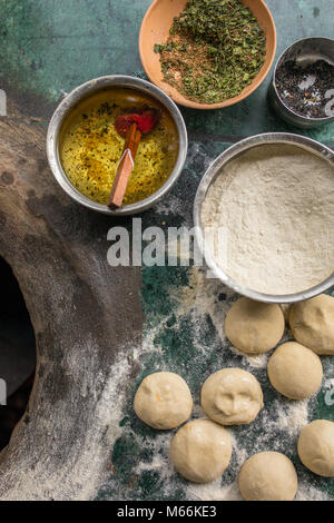 Zutaten für Tandoori oder roti Naan - indisches Fladenbrot gebacken in Lehmofen. Öl, Teig, Mehl und Gewürzen auf der Oberseite der Tandoori-ofen Stockfoto