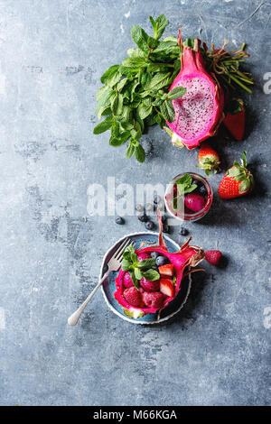 Salat in Dragon Obst Stockfoto