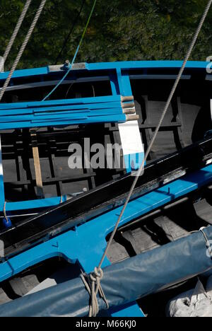 Zwei Boote vertäuten nebenan im Hafen von Galway Stockfoto