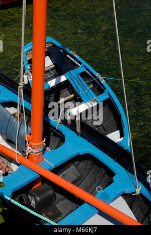 Zwei Boote vertäuten nebenan im Hafen von Galway Stockfoto