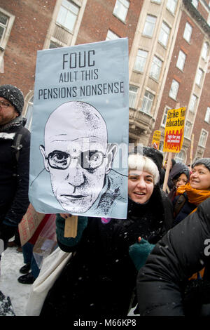 Angestellte der Universität und Studenten in Central London gezeigt. Ein Mitglied der Anthropologie Abteilung hält ein Plakat referenzieren Foucault Stockfoto