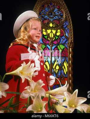 1960 KLEINES MÄDCHEN IN KIRCHE, DIE WEISSEN BIBEL TRAGEN HAT ROTES FELL GLASMALEREI weiße Lilien-ke 598 HAR 001 HARS halber Länge innen INSPIRATION christliche Spiritualität NOSTALGIE MOTORHAUBE 3-4 JAHRE 5-6 JAHRE GLÜCK CHRISTENTUM NIEDRIGEN WINKEL KOMMUNIZIEREN JUGENDLICHE LILIEN SCHRIFT KAUKASISCHEN ETHNIE ALTMODISCHE PERSONEN Stockfoto