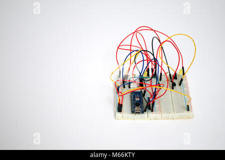 Anschluß der Leitungen auf einem White Board für den Anschluss von Komponenten Stockfoto