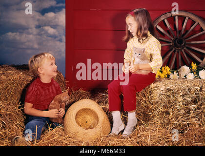 1960 KLEINE JUNGEN UND MÄDCHEN Bruder und Schwester IN BAUERNHOF HOLDING KÄTZCHEN - kf 5800 HAR 001 HARS LIFESTYLE FRAUEN BROTHERS STUDIO SHOT SCHEUNE LÄNDLICHE GESUNDHEIT LEBEN ZU HAUSE KOPIEREN RAUM FREUNDSCHAFT halber Länge PFLEGE LANDWIRTSCHAFT HAUSTIERE TIERE GESCHWISTER SCHWESTERN NOSTALGIE LANDWIRTSCHAFT KÄTZCHEN ZWEISAMKEIT 3-4 JAHRE 5-6 JAHRE GLÜCK ZWEI TIERE SÄUGETIERE ABENTEUER AUFREGUNG FELINE WACHSTUM GESCHWISTER ZUSAMMENARBEIT WACHSEN WAGON WHEEL KATZEN KOPF-WARE BALLEN JUGENDLICHE MÄNNER SÄUGETIER BALLEN SCHEUNE KATZEN KAUKASISCHEN ETHNIE ALTMODISCHE PERSONEN Stockfoto