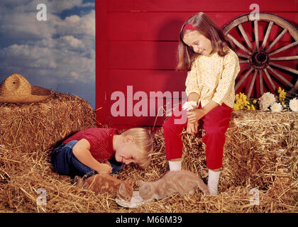 1960 KLEINE JUNGEN UND MÄDCHEN Bruder und Schwester in der Farm Barn EINSTELLUNG ANSEHEN KÄTZCHEN KONSUMMILCH-kf 5802 HAR 001 HARS JUVENILE STYLE KATZEN KOMMUNIKATION WACHSENDE HEU ZWEI MENSCHEN KAUKASISCHEN LIFESTYLE FRAUEN BROTHERS STUDIO SHOT SCHEUNE LÄNDLICHE GESUNDHEIT LEBEN ZU HAUSE KOPIEREN RAUM FREUNDSCHAFT halber Länge PFLEGE LANDWIRTSCHAFT HAUSTIERE TIERE GESCHWISTER SCHWESTERN NOSTALGIE LANDWIRTSCHAFT KÄTZCHEN ZWEISAMKEIT 3-4 JAHRE 5-6 JAHRE GLÜCK ZWEI TIERE SÄUGETIERE NÄHREN ABENTEUER TRINKEN AUFREGUNG FELINE FLÜSSIGKEIT WACHSTUM GESCHWISTER ZUSAMMENARBEIT WACHSEN NAHRUNG WAGON WHEEL KATZEN KOPF-WARE BALLEN JUGENDLICHE MÄNNER SÄUGETIER BALLEN SCHEUNE KATZEN Stockfoto