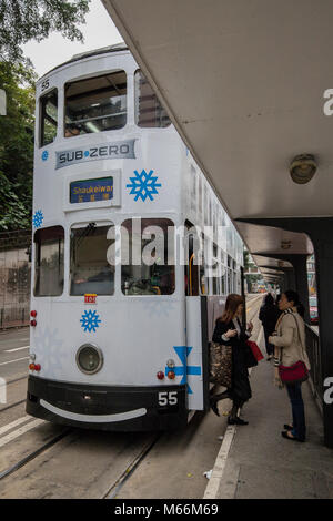 Hong Kong Tram - Dank Bevölkerungswachstum in Hongkong, die Nachfrage nach öffentlichen Verkehrsmitteln begann im Jahre 1881. Damit die Britische Regierung gebaut Stockfoto