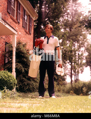 1970 s Mann leger gekleidet, GOLF CLUBS UND SCHUHE VERLASSEN VOR SUBURBAN BRICK HOUSE - kg 7887 HAR 001 HARS ARCHITEKTUR BACKSTEIN GROWNUP GESUNDHEIT NUR EINE PERSON ZU HAUSE LEBEN ATHLETIK KOPIE RAUM VOLLER LÄNGE körperliche Fitness grown-up Golf spielenden athletischen Gebäude NOSTALGIE VEREINE 30-35 Jahre 35-40 JAHRE AKTIVITÄT STRUKTUR DER PHYSISCHEN STÄRKUNG GEWICHTSVERLUST HOBBY FREIZEIT EIGENSCHAFTSFORMATEN SELBSTACHTUNG AUFREGUNG NIEDRIGEN WINKEL ERHOLUNG PSYCHISCHE GESUNDHEIT MODE HONEN FÄHIGKEITEN ATHLETEN FLEXIBILITÄT MUSKELN ERHOLUNG GOLF Herz-kreislauf-VERBESSERUNG DER MÄNNER Mitte - Mitte - erwachsenen Mann KAUKASISCHEN ETHNIE BEENDEN Stockfoto