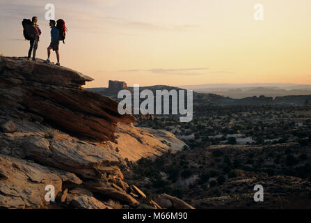 2 anonyme SILHOUETTED WANDERER AUF DEM WEG ZUM Goblin Valley State Park in der Nähe von Moab Utah USA-kh 11499 WAL004 HARS FLACHLAND MALERISCHE INSPIRATION VEREINIGTE STAATEN VON AMERIKA WESTLICHE PAARE WEISE GELASSENHEIT SPIRITUALITÄT WANDERUNG NOSTALGIE ZWEISAMKEIT 20-25 JAHRE TRÄUME FELSIGE ABENTEUER DISCOVERY FREIZEITAKTIVITÄTEN SILHOUETTED CANYON WANDERER MENSCHEN World Deutsch Freizeit Reisen USA 18-19 JAHRE 1990 s Urlaub isoliert in der Nähe von Felsen SÜDWESTLICH ANONYME WANDERUNGEN UT UTAH ENGAGEMENT WANDERER MÄNNER MOAB FREIZEIT WANDERN REMOTE junger erwachsener Mann JUNGEN ERWACHSENEN FRAU RUCKSACK CANYONLANDS INSPIRATIONAL ALTMODISCH Stockfoto