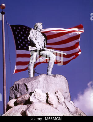 Die lexington MINUTEMAN STATUE ÜBERLAGERT amerikanische Flagge gegen den blauen Himmel Lexington Battle Green Massachusetts USA - kh 2852 HAR 001 HARS BÜRGER AUFREGUNG STOLZ 1776 PATRIOT KRIEG POLITIK DER UNABHÄNGIGKEIT KONZEPTIONELLE LEXINGTON PATRIOTISCHEN REVOLTE AMERIKANISCHER UNABHÄNGIGKEITSKRIEG SYMBOLISCHE 1770 Kapitän John PARKER KOLONIEN CONCORD FEUERWAFFE FEUERWAFFEN MÄNNER MINUTEMAN National Historic Landmark PATRIOTISMUS ROT WEISS UND BLAU STATUEN 1775 amerikanische Flagge APRIL 1775 19. APRIL SCHLACHT VON LEXINGTON SCHLACHTEN HENRY HUDSON KITSON LEXINGTON BATTLE GREEN LEXINGTON GEMEINSAME MILIZ MINUTEMEN ALTMODISCHE PERSONEN Stockfoto