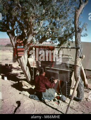 1950 NAVAJO INDIANERIN AM WEBSTUHL DECKE CAMERON ARIZONA USA-ki 10989 CPC 001 HARS WEBEN CAMERON WEBSTUHL BERUFE ALTMODISCHE PERSONEN Stockfoto