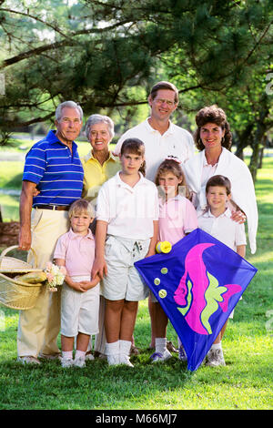 1990 s PORTRAIT DREI GENERATION FAMILIE PICKNICK GRUPPE LÄCHELND IN DIE KAMERA KINDER MIT EINEM KITE-Kj 12448 LAF002 HARS MÜTTER OMA BRUDER SCHWESTER KINDER SICHERHEIT BALANCE TEAMARBEIT KAUKASISCHEN GROSSVATER SÖHNE GROSSELTERN FREUDE LIFESTYLE ZUFRIEDENHEIT PARENTING FEIER FRAUEN VERHEIRATET GROSSELTERN BRÜDER LÄNDLICHEN EHEPARTNER EHEMÄNNER GROWNUP GESUNDHEIT HOME LEBEN MENSCHEN KINDER IN VOLLER LÄNGE DAMEN TÖCHTER INSPIRATION INTERESSIEREN PAARE GESCHWISTER SPIRITUALITÄT VERTRAUEN SCHWESTERN FAMILIEN VÄTER IM MITTLEREN ALTER MANN UND FRAU MITEINANDER Mann mittleren Alters SOMMER AUGENKONTAKT 10-12 JAHRE Stockfoto