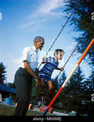 1970 s afrikanische amerikanische MANN UND DER JUNGE SCHAUKEL SPIELEN - KJ 5282 HAR 001 HARS JUGENDLICHEN ZWEI PERSONEN GROSSVATER SÖHNE LIFESTYLE PARENTING ELDER GESUNDHEIT LEBEN ZU HAUSE KOPIEREN RAUM FREUNDSCHAFT halber Länge körperliche Fitness Pflege älterer Menschen älterer Erwachsener NOSTALGIE VÄTER ONKEL ZWEISAMKEIT 3-4 JAHRE 5-6 JAHRE YOUNGSTER GLÜCK WELLNESS OLDSTERS alte afrikanische Amerikaner, AFRICAN-AMERICAN UND VATIS FREIZEIT SCHWARZ ETHNIZITÄT afrikanische Amerikaner afrikanische amerikanische Unterstützung JUNGE UND ALTE GENERATION WACHSTUM SCHWINGEN ÄLTESTEN VERBINDUNG ENKEL JUGENDLICHE MÄNNER NEFFE ALTMODISCHE PERSONEN SCHAUKEL Stockfoto