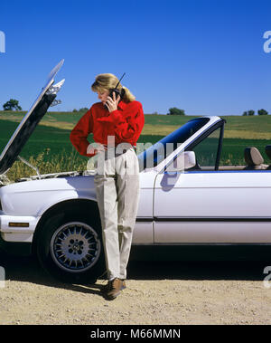 1990 s FRAU MIT DEM AUTO SCHWIERIGKEITEN AUF HANDY ANRUFEN FÜR PANNENHILFE - km 10856 DEL003 HARS IN VOLLER LÄNGE DAMEN AUTOMOBIL RISIKO AUFRUF TRANSPORT NOSTALGIE PAUSE TRAUER 20-25 Jahre 25-30 JAHRE SCHUTZ AUTOS HILFE DURCHHÄNGE brach 1990 s AUTOMOTIVE AUTOFAHREN VERBINDUNG AUTOMOBILE FAHRZEUGE AM STRASSENRAND JUNGEN ERWACHSENEN FRAU BRUCH, AUFGESCHLÜSSELT NACH UNTEN KAUKASISCHEN ETHNIE ZELLULÄREN MOTOR PROBLEME MOTORHAUBE ÖFFNEN HANDY ALTMODISCHE PERSONEN ROTE BLUSE Stockfoto