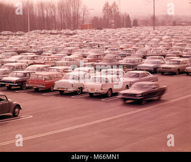 1960 ÜBERFÜLLTEN PARKPLATZ VOLLER AUTOMOBILE - km 1307 HAR 001 HARS SPORTVERANSTALTUNG Stockfoto