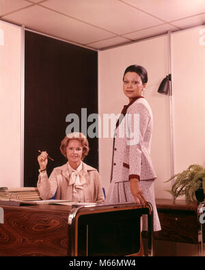 1970 s zwei professionelle BUSINESS FRAUEN IM BÜRO AM SCHREIBTISCH MIT BLICK AUF DIE KAMERA-ko 848 HAR 001 HARS BERUF Nostalgie im mittleren Alter GESCHÄFTSFRAU MITEINANDER ARBEITSPLATZ AUGENKONTAKT 35-40 Jahre 40-45 Jahre 45-50 Jahre BERUF VERKAUF Frau mittleren Alters Stile afrikanische Amerikaner, Afrikaner - amerikanische Karriere niedrigen Winkel ANLASS SCHWARZ ETHNIZITÄT afrikanische Amerikaner afrikanische amerikanische MODEN ZUSAMMENARBEIT VERKÄUFERIN SALESWOMEN GESCHÄFTSFRAUEN MITTLEREN NACH MITTE DER ERWACHSENEN FRAU PROFIS ASSOCIATE ASSOCIATES KAUKASISCHEN ETHNIE KOLLEGEN KOLLEGEN KOLLEGEN KOLLEGEN AUF KAMERA BERUFE ALTMODISCHE PERSONEN Stockfoto