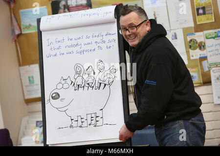 Guardian Karikaturist Harry Venning, die Klara in der Gemeinschaft zieht, hält ein Cartoon drawing event in Bognor Regis, Großbritannien. Stockfoto