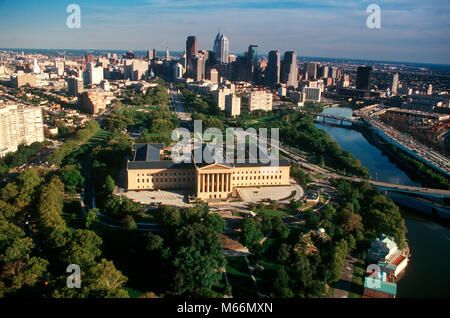 1990 s 1994 LUFTAUFNAHME VON PHILADELPHIA SKYLINE ART MUSEUM IM VORDERGRUND PHILADELPHIA PENNSYLVANIA - kp 6135 DEG 002 HARS einzelnes Objekt STRUKTUR NACHBARSCHAFT AUSSEN NIEMAND PA SCHUYLKILL NORDOSTEN 1990 s IMMOBILIEN OSTKÜSTE TAGSÜBER KEYSTONE STATE TAGESLICHT TRAVEL PENNSYLVANIA DELAWARE SENKE WOHNUNG ANSICHT MEHRERE 1994 Luftbild der brüderlichen Liebe Stadt der brüderlichen Liebe STADTBILD WIEGE DER FREIHEIT EXPRESSWAY VORDERGRUND LIBERTY PLACE ALTMODISCHE SCHUYLKILL RIVER Stockfoto