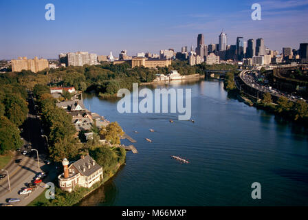 1990 s 1994 Luftbild des Schuylkill River und Philadelphia PA USA-kp 6141 DEG 002 HARS SCULLING AUSSEN NIEMAND PA NORDOSTEN 1990 s IMMOBILIEN OSTKÜSTE TAGSÜBER KEYSTONE STATE TAGESLICHT TRAVEL PENNSYLVANIA DELAWARE SENKE ZIEL WOHNUNG 1994 ART MUSEUM BOATHOUSE ROW brüderlicher Liebe Gebäude Stadt der brüderlichen Liebe STADTBILD WIEGE DER FREIHEIT EXPRESSWAY FAIRMOUNT WASSERWERK ALTMODISCHE RIVER FRONT SCULLS WASSER WEG Stockfoto