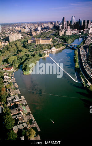 1990 s 1994 Luftbild des Schuylkill River und die Skyline von Philadelphia Pennsylvania USA-KP6142 DEG 002 HARS STRUKTUREN STÄDTE KEYSTONE STATE EDIFICE MID-ATLANTIC ZUSTAND COMMONWEALTHS 1994 LUFTBILD ANTENNEN ART MUSEUM BOATHOUSE ROW brüderlicher Liebe Stadt der brüderlichen Liebe DFAM ALTMODISCHE WASSER FUNKTIONIERT Stockfoto