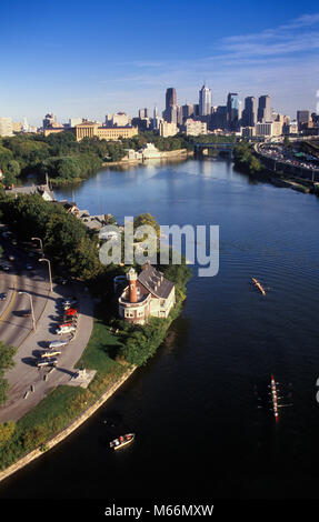 1990 s 1994 Luftbild des Schuylkill River und PHILADELPHIA SKYLINE USA-kp 6144 DEG 002 HARS STÄDTE TAGSÜBER KEYSTONE STATE TAGESLICHT EDIFICE DELAWARE SENKE LUFTBILD ART MUSEUM BOATHOUSE ROW brüderlicher Liebe Stadt der brüderlichen Liebe WIEGE DER FREIHEIT ALTMODISCHE SCULLERS SCULLS WASSER FUNKTIONIERT Stockfoto