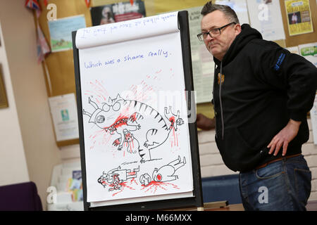 Guardian Karikaturist Harry Venning, die Klara in der Gemeinschaft zieht, hält ein Cartoon drawing event in Bognor Regis, Großbritannien. Stockfoto