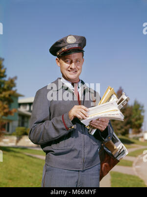 1960 Portrait von LÄCHELNDEN SUBURBAN MAILMAN AUF KAMERA-kp 920 HAR 001 HARS GESUNDHEIT UNITED STATES KOPIE RAUM MIT HALBER LÄNGE POSTAL VEREINIGTEN STAATEN VON AMERIKA VERTRAUEN Nostalgie im mittleren Alter Mann mittleren Alters AUGENKONTAKT 40-45 Jahre 45-50 JAHRE ZIELE SKILL BERUF GLÜCK FÄHIGKEITEN KUNDENSERVICE NIEMAND STOLZ MAILMAN MENSCHEN BERUFE USPS MAILBAG MÄNNER KAUKASISCHEN ETHNIE AUF KAMERA BRIEFTRÄGER BERUFE ALTMODISCHE PERSONEN POST POST POST ARBEITNEHMER Stockfoto