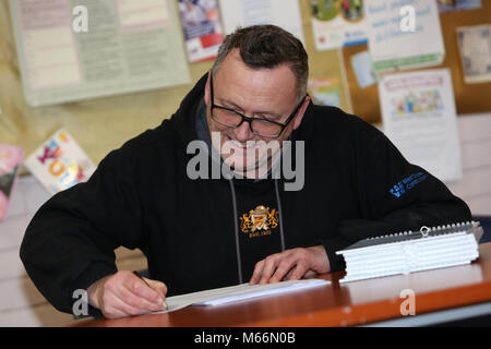 Guardian Karikaturist Harry Venning, die Klara in der Gemeinschaft zieht, hält ein Cartoon drawing event in Bognor Regis, Großbritannien. Stockfoto