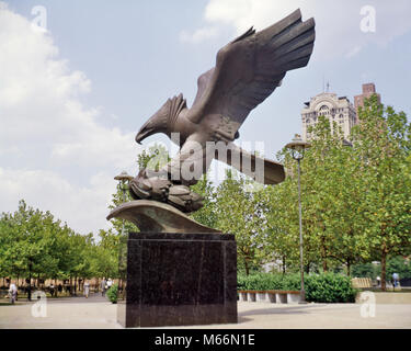 1960 OSTKÜSTE WAR MEMORIAL BRONZE ADLER VON ALBINO MANCA BATTERY PARK Downtown Manhattan NYC USA-kr 132233 CPC 001 HARS geformt Stockfoto