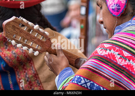 Otavalo, Ecuador - 17. Februar 2018: die Peruanischen indigenen Musiker Gitarre spielen in der kunsthandwerker Markt Stockfoto