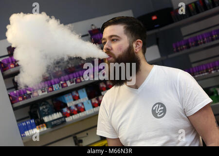 Ein Dampf Elektronisches Rauchen Laden namens Vapor Evolution in Bognor Regis, Großbritannien. Stockfoto