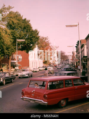 1960 KLEINES KIND AN DER RÜCKSEITE DES GEPARKTEN KOMBI DER KLEINEN STADT AMERIKA HAUPTSTRASSE AUTOS GESCHÄFTE STOREFRONTS LITTLETON NH USA-kr 7924 HAR 001 HARS NORTH AMERICAN AUTOMOBILE NORDOSTEN OSTKÜSTE KOMBI automobile Mobilität kleine Stadt jugendliche Männer NEW ENGLAND RESORTS IN LITTLETON ZURÜCK, New-hampshire NH ALTMODISCHE KLEINSTADT STOREFRONTS Stockfoto