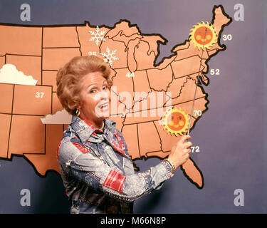 1960er Jahre 1970er Jahre DEMONSTRATIVE FRAU TV-Meteorologe, Wetterbericht, der auf der Karte in der Kamera-ks 13147 HAR 001 HARS KARRIERE INFORMATIONEN KAUKASISCHEN SCHAUSPIELER WEIBLICHE STUDIO SHOT GROWNUP METEOROLOGE EINER PERSON NUR BROADCAST KOMMUNIKATION NATUR UNITED STATES KOPIE RAUM BERICHT MIT HALBER LÄNGE DAMEN ERWACHSENE, VEREINIGTEN STAATEN VON AMERIKA IM INNENBEREICH BERUF UNTERHALTUNG VERTRAUEN Nostalgie im mittleren Alter AUGENKONTAKT 40-45 Jahre 45-50 JAHRE HUMORVOLL BERUF SONNENSCHEIN GLÜCK Frau mittleren Alters RUNDFUNK DARSTELLER ANSAGER KARRIERE ENTERTAINER PROGNOSE AKTEURE KOMMUNIZIEREN DARSTELLER REPORTING Stockfoto