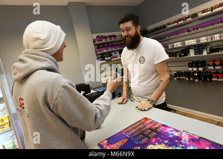 Ein Dampf Elektronisches Rauchen Laden namens Vapor Evolution in Bognor Regis, Großbritannien. Stockfoto