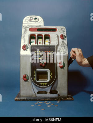 1960 s HAND ZIEHEN DES HEBELS AUF antiken Modell einen ARM BANDIT GAMBLING SLOT MACHINE-KS3045 DUN 001 HARS LEISTUNGSSTARKE FREIZEIT GELEGENHEIT RICHTUNG GELEGENHEIT NOCH LEBEN SPIELEN SYMBOLISCHE MODELLIERUNG WALZEN SLOT BANDIT CASINOS GEGOSSEN KAUKASISCHEN ETHNIE CHANCE FRUIT MACHINE SPIEL DES ZUFALLS ALTMODISCHE einarmigen Banditen einarmige Banditen einarmige Banditen MUSTER VON SYMBOLEN PUGGY SLOT MASCHINE Stockfoto