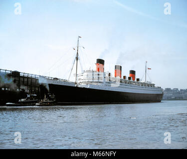 1950 KREUZFAHRTSCHIFF QUEEN MARY SICHERN VON WEST SIDE PIER AUF DER REISE NACH EUROPA MANHATTAN NEW YORK CITY USA-ks 38456 CPC 001 HARS HUDSON RIVER ALTMODISCHE WEST SIDE Stockfoto