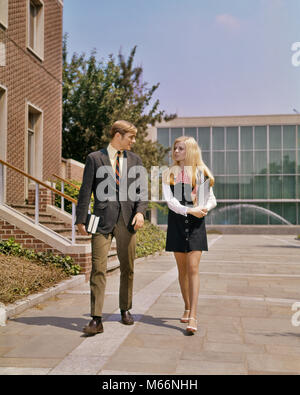 1960er Jahre 1970er Jahre junger erwachsener Schüler PAAR SEITE AN SEITE AUF DEM CAMPUS MÄDCHEN IN MINIKLEID JUNGE IN Anzug Krawatte-ks 5838 HAR 001 HARS STIL BLONDE JUNGE ERWACHSENE MINI KAUKASISCHEN LIFESTYLE CAMPUS WEIBLICHE KOPIE RAUM FREUNDSCHAFT IN VOLLER LÄNGE PUBERTIERENDE TEENAGER JUNGEN PAARE NOSTALGIE ZUSAMMENGEHÖRIGKEIT STILE UNIVERSITÄTEN 20-25 Jahre 18-19 JAHRE HIGH SCHOOL VERBINDUNG HOCH SCHULEN HOCHSCHULE MODEN TEENAGED HOCHSCHULEN COED MÄNNER junger erwachsener Mann JUNGEN ERWACHSENEN FRAU KAUKASISCHEN ETHNIE MINIKLEID MINIKLEID ALTMODISCHE PERSONEN ZWEI PERSONEN MIT ANDEREN Stockfoto