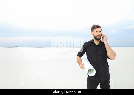 Kleidung Designer über Smartphone mit Bruder zu kommunizieren Stockfoto