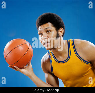 1960er Jahre 1970er Jahre afrikanische amerikanische Mann mit BASKETBALL-ks 8247 HAR 001 HARS 20-25 JAHRE ZIELE EINZELNEN OBJEKT KOPF UND SCHULTERN FREIZEITAKTIVITÄTEN afrikanische Amerikaner, AFRICAN-AMERICAN AUFREGUNG ERHOLUNG ETHNISCHEN SCHWARZ SCHWARZ ETHNIZITÄT 18-19 Jahre afrikanische Amerikaner afrikanische amerikanische GESICHTSBEHAARUNG HIGH SCHOOL BALL SPORT FRISUR MÄNNER KOTELETTEN junger erwachsener Mann berufen ALTMODISCHE PERSONEN Stockfoto