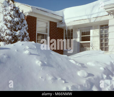 1960er tiefen Winter schnee AUFGETÜRMT BLOCKIEREN TÜR VON BACKSTEIN SUBURBAN HOUSE - kw 3151 LEF 001 HARS STRUKTUR SCHUTZ EISZAPFEN AUFREGUNG AUSSEN NIEMAND WOHNUNGEN EINFRIEREN RESIDENCE ARCHITEKTUR DETAIL WOHNUNG DRIFT DRIFTEN ALTMODISCHE ANGEHÄUFT EINGESCHNEIT SCHNEE SCHNEESTURM EINGESCHNEIT Stockfoto