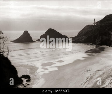 1930er Jahre HECETA HEAD LIGHT LEUCHTTURM OREGON BEACH FELSBROCKEN an der felsigen Küste Dämmerung Abend PAZIFISCHEN OZEAN STIMMUNG FLORENZ ODER USA-m4170 HAR 001 HARS SILHOUETTED NIEMAND WARNUNG MARINES STIMMUNG LEUCHTTURM WESTKÜSTE SANDSTRAND VORMUND ODER WARNEN LEUCHTTÜRME OREGON pazifischen Nordwesten SEASCAPE SIGNATUR STRUKTUR TWILIGHT B&W SCHWARZE UND WEISSE FLUSSSTEINE HECETA HECETA HEAD EBBE MARITIME NAVIGATIONSHILFEN ALTMODISCHE SENTINEL Stockfoto