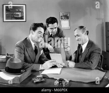 1940 DREI MÄNNER IM BÜRO SCHREIBTISCH AUF PAPIERE TABLET KONFERENZ-o 1175 HAR 001 HARS GERNE FREUDE ENTSCHEIDUNG MANAGER KOPIEREN RAUM FREUNDSCHAFT halber Länge innen vertrauen Führungskräfte Nostalgie im mittleren Alter Zweisamkeit Mann im mittleren Alter 20-25 Jahre 25-30 Jahre 35-40 Jahre 40-45 Jahre 45-50 Jahre 50-55 Jahre ZIELE white collar Anzug und Krawatte verkaufen GLÜCK FRÖHLICHES DISKUTIEREN KUNDENSERVICE SCHLÄGT DIE PRÜFUNG LÄCHELT FRÖHLICH BOSSE ÜBERPRÜFUNG ENTSCHEIDEN, Verkäufer, kleine GRUPPE VON MENSCHEN MÄNNER MANAGER MITTE nach Mitte nach MAN-B&W SCHWARZ UND WEISS KAUKASISCHEN ETHNIE BERUFE ALTMODISCHE PERSONEN Stockfoto
