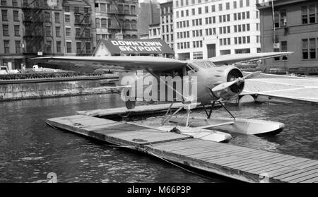 1930er Jahre 1939 WACO FLUGZEUG AUF SCHWEBT IM EAST RIVER AN DER WALL STREET DOWNTOWN SKYPORT NEW YORK CITY USA-o 6395 Auto005 HARS STÄDTE entkommen, NEW YORK CITY 1939 die kommerzielle Luftfahrt WALL STREET FLUGZEUGE B&W SCHWARZ UND WEISS EAST RIVER WASSERFLUGZEUG WASSERFLUGZEUG SCHWIMMT ALTMODISCHE PONTOON FLUGZEUG PONTONS WASSERFLUGZEUG SKYPORT WACO Stockfoto