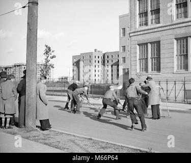 1930s Gruppe jugendlich Jungs, STREET HOCKEY IM STADTTEIL QUEENS NEW YORK CITY USA-q 44831 CPC 001 HARS IN VOLLER LÄNGE mit halber Länge körperliche Fitness QUEENS VEREINIGTE STAATEN VON AMERIKA TEENAGER JUNGEN ATHLETISCHEN NOSTALGIE 13-15 Jahre 16-17 JAHRE ZIELE JUGENDLICHE JUNGE GLÜCK AUFREGUNG ERHOLUNG GOTHAM NYC NEW YORK ATHLETEN STÄDTE GRUPPE VON MENSCHEN IN NEW YORK CITY BOROUGH JUGENDLICHE MÄNNER PRE-TEEN PRE-TEEN BOY B&W BIG APPLE SCHWARZ UND WEISS KAUKASISCHEN ETHNIE ALTMODISCH Stockfoto