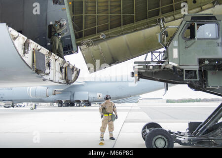 Team Dover Flieger offload eine C-5 M Super Galaxy tragen volle MOPP gear während der 2018 Vengeant Eagle Übung Feb.22, 2018 in Dover Air Force Base, Del. Eine der vielen Aufgaben, die während der Übung war zu landen offload Cargo in einer simulierten verschmutzte Umwelt und. (U.S. Air Force Foto von Mauricio Campino) Stockfoto