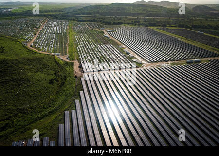 Bayamon, Puerto Rico, 13.02.2018- die FEMA Region VII Personal, Region VII Administrator Paul Taylor und FEMA Personal aus der Gemeinsamen Field Office erhalten Sie ein Luftbild der laufenden Reparaturen an einem Solarpark in Humacao beschädigt durch den Hurrikan Maria. Die FEMA/K.C. Wilsey Stockfoto