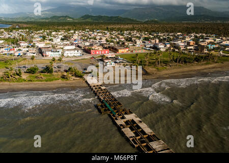 Bayamon, Puerto Rico, 13.02.2018- die FEMA Region VII Personal, Region VII Administrator Paul Taylor und FEMA Personal aus der Gemeinsamen Field Office erhalten Sie eine Luftaufnahme der Mulle Punta Santiago in Humacao beschädigt durch den Hurrikan Maria. Die FEMA/K.C. Wilsey Stockfoto