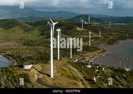 Bayamon, Puerto Rico, 13.02.2018- die FEMA Region VII Personal, Region VII Administrator Paul Taylor und FEMA Personal aus der Gemeinsamen Field Office erhalten Sie ein Luftbild der Infrastruktur beschädigt durch den Hurrikan Maria in Naguabo. Die FEMA/K.C. Wilsey Stockfoto