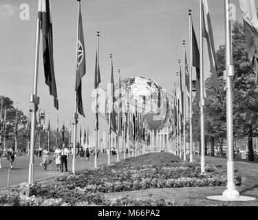 1960er Jahre 1964 UNISPHERE MIT INTERNATIONALEN FLAGGEN IN NEW YORK WORLD'S FAIR FLUSHING MEADOW PARK NY USA-q 64212 CPC 001 HARS ALTMODISCH Stockfoto