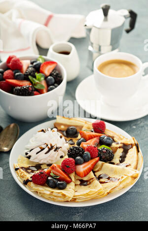 Dünne Crepes mit Sahne und Beeren Stockfoto