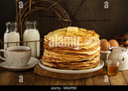 Große Stapel von hausgemachten Crepes oder dünne Crepes Stockfoto